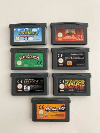 Game Boy Advance SP negra + 7 juegos