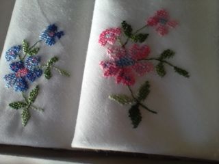 Pañuelos bordados antiguos (3) con punto de cruz