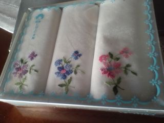 Pañuelos bordados antiguos (3) con punto de cruz