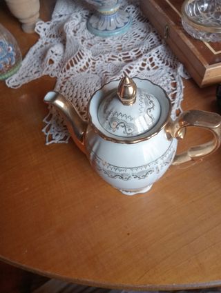 Teiera e vaso decorativi
