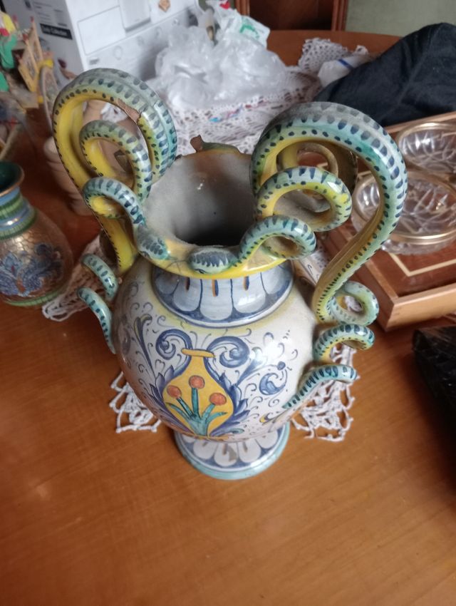 Teiera e vaso decorativi