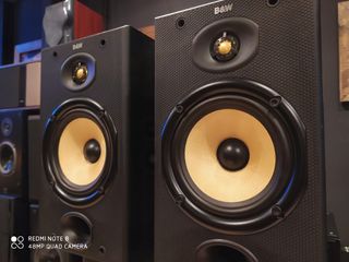 Altavoces B&W (Bowers & Wilkins) negros