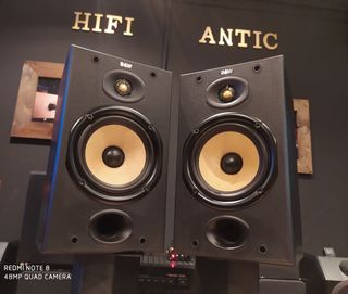 Altavoces B&W (Bowers & Wilkins) negros