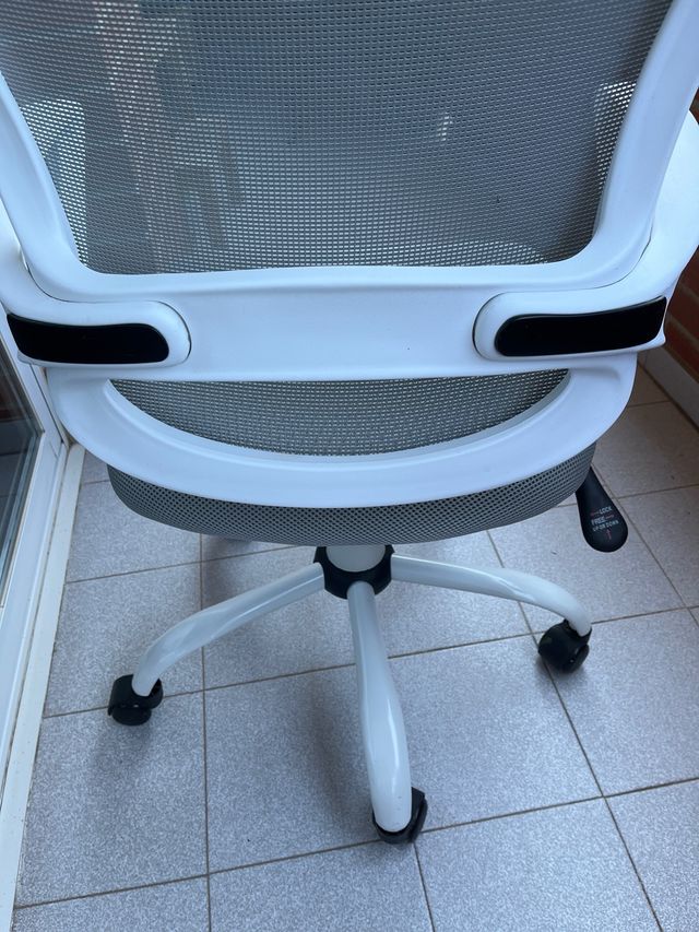 Silla escritorio gris y blanca