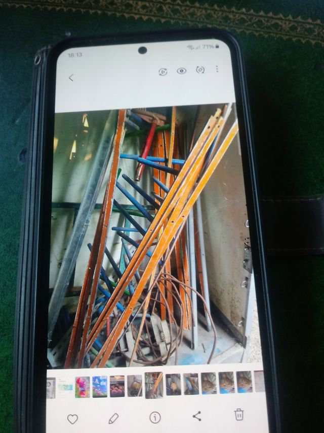 Carretilla azul usada