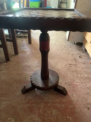 Mesa de ajedrez antigua con figuras de ajedrez