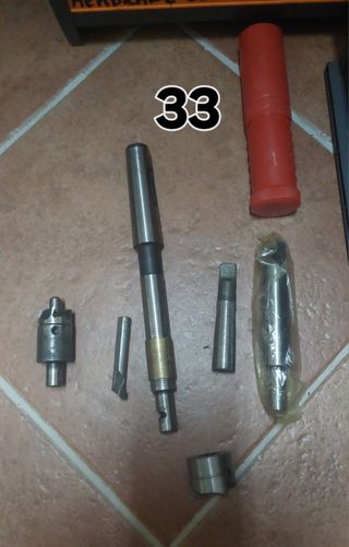 Utensili per tornitura esterne ed interna.