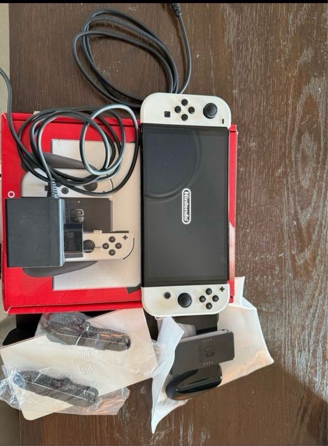 Nintendo Switch OLED bianca e nera