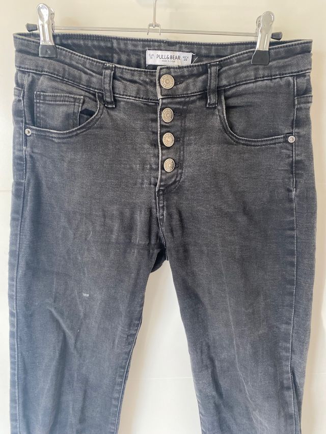Vaqueros Pull&Bear negros, talla 38