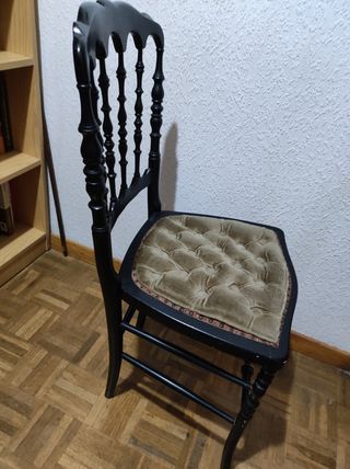 Silla antigua de madera y terciopelo