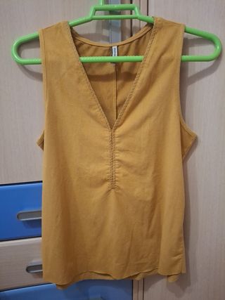 Blusa de tirantes marca Stradivarius color mostaza