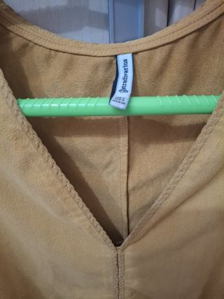 Blusa de tirantes marca Stradivarius color mostaza