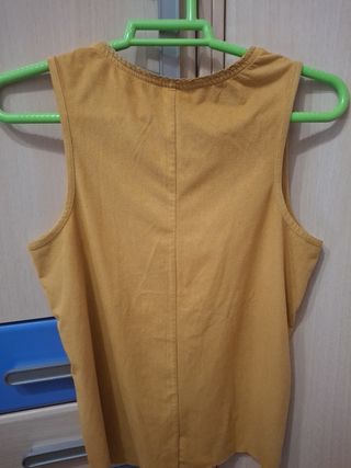Blusa de tirantes marca Stradivarius color mostaza