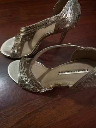 Tacones dorados