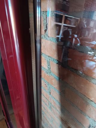 Ventana aluminio roja mosquitera