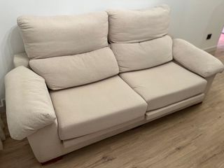 SOFA DE TRES PLAZAS COLOR BEIGE
