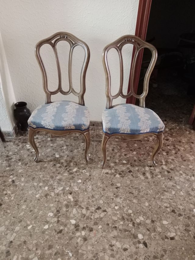 Sei sedie classiche in legno e tessuto