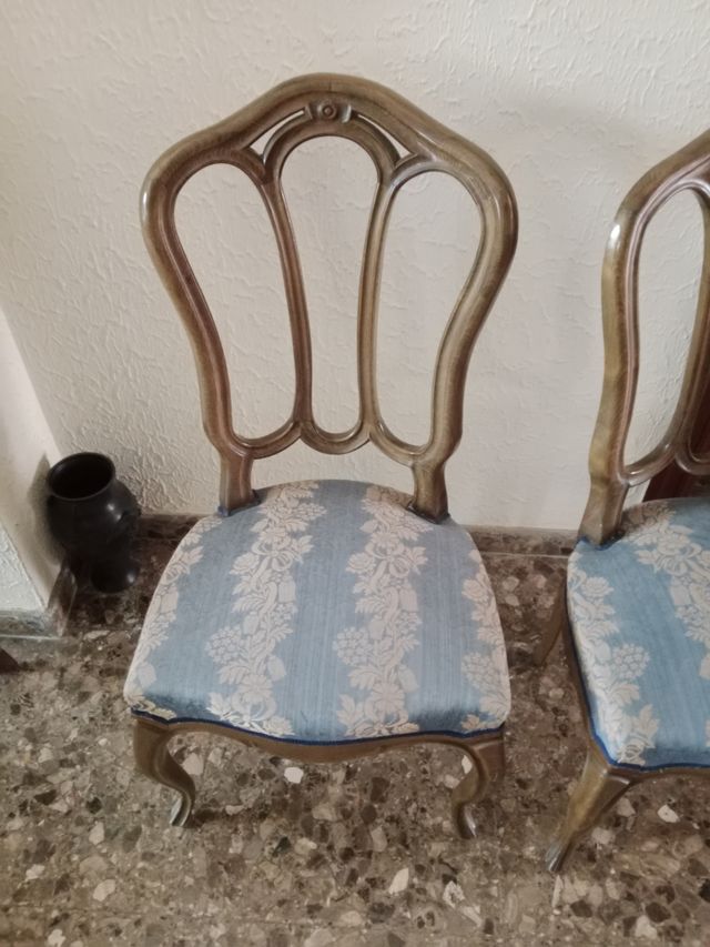 Sei sedie classiche in legno e tessuto