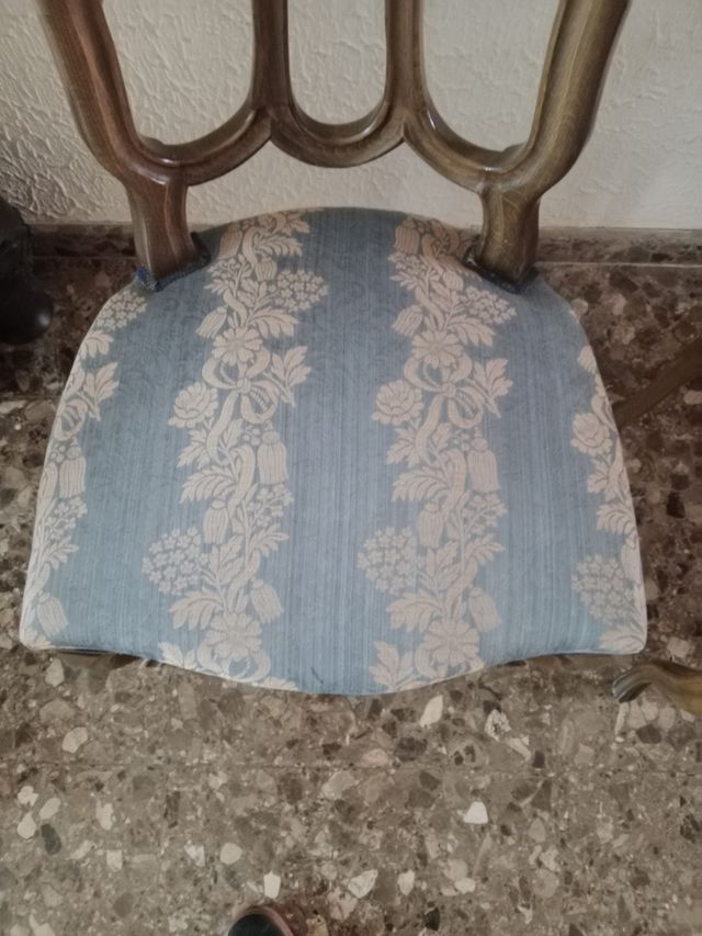 Sei sedie classiche in legno e tessuto