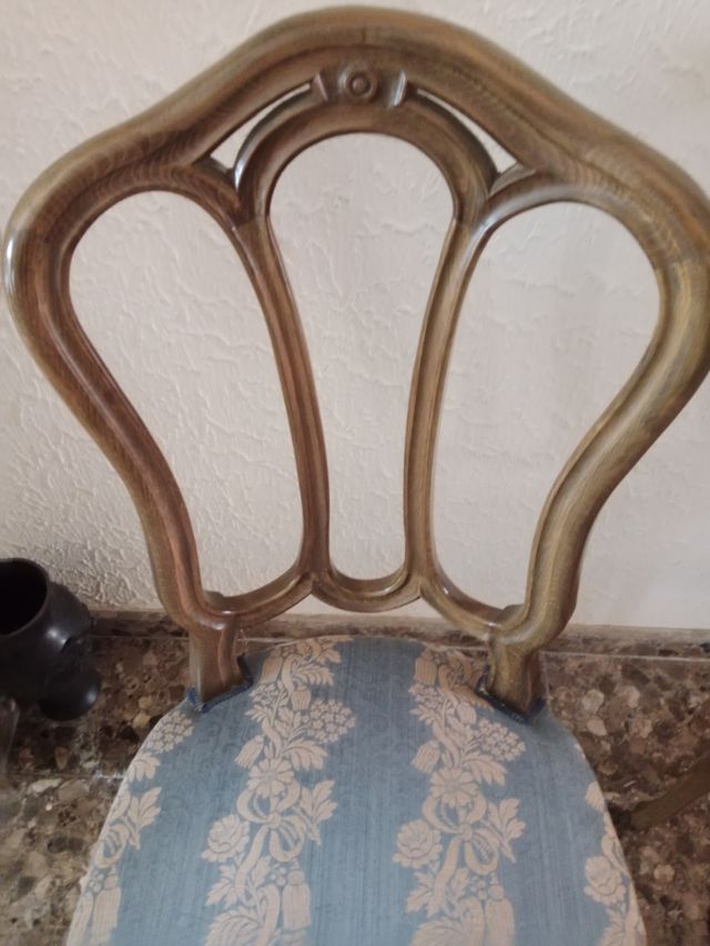 Sei sedie classiche in legno e tessuto