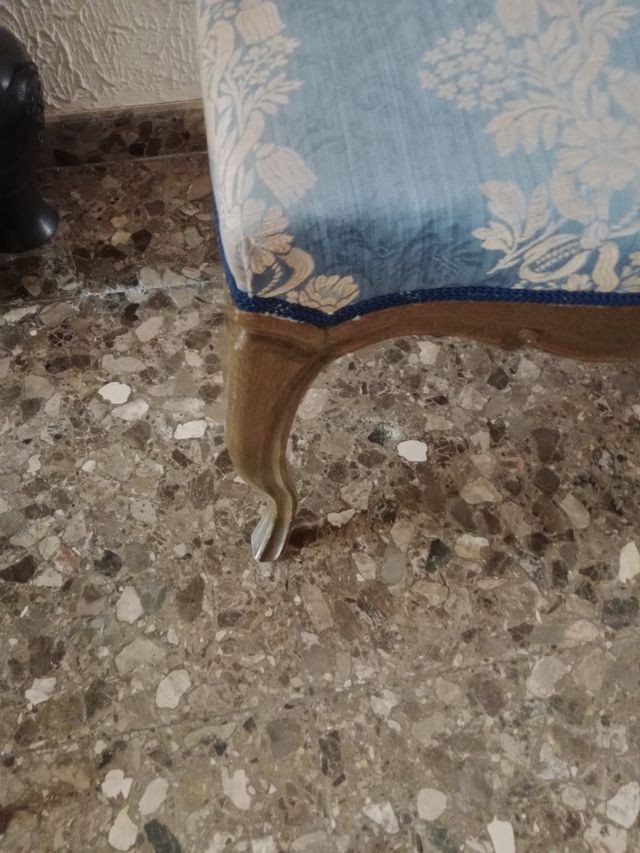 Sei sedie classiche in legno e tessuto