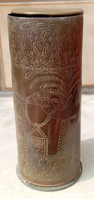 Bote de cobre antiguo labrado