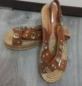 Sandalias cuña camel con brillantes