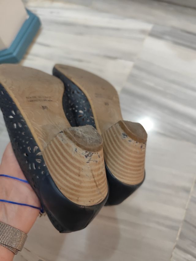 Manoletinas azul piel perforada tacón