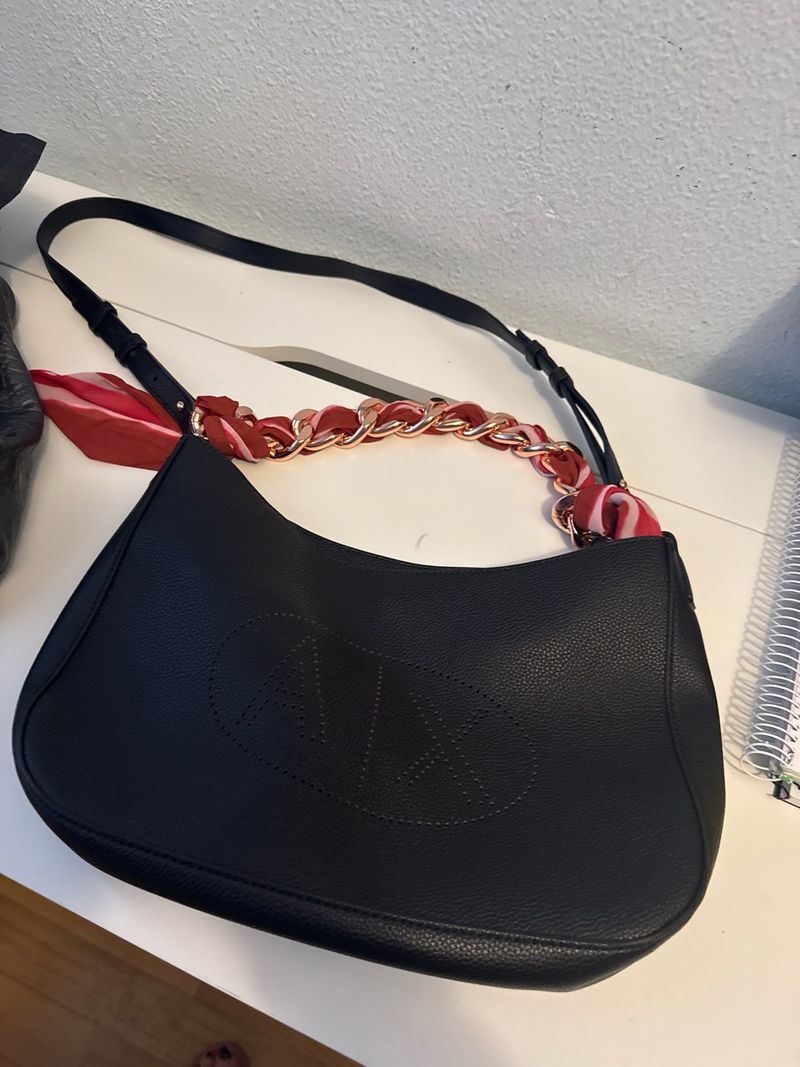 Bolso Armani Exchange Negro con cadena dorada de segunda mano