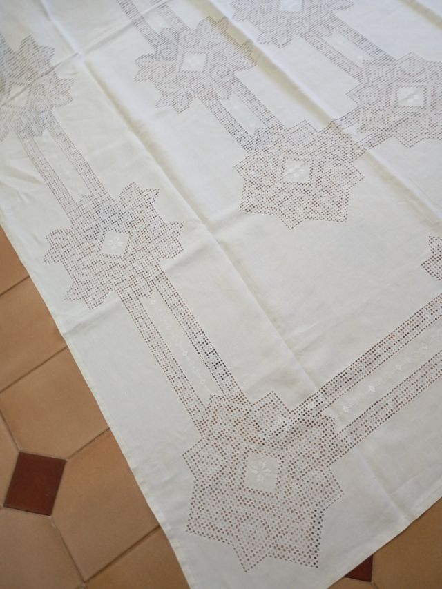 Manteleria lino bordada Lagartera desilada amano