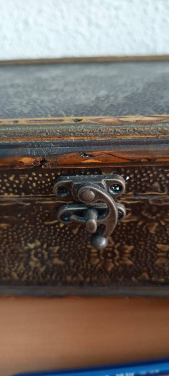 Arqueta antigua madera metal