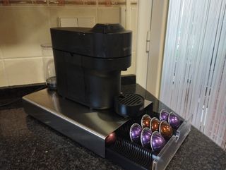Cafetera Nespresso Vertuo Pop Negra DeLonghi