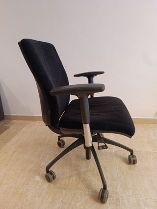 Sillón oficina giratorio negro