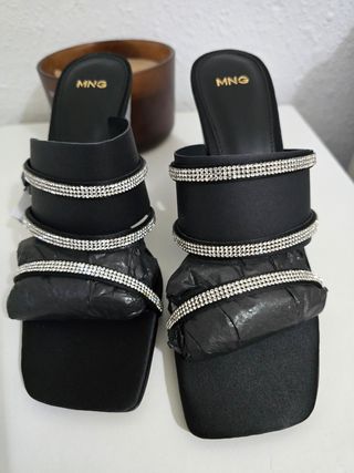 Sandalias negras Mango tacón bajo brillantes