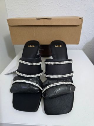 Sandalias negras Mango tacón bajo brillantes
