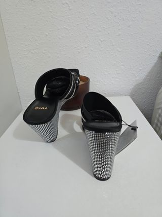 Sandalias negras Mango tacón bajo brillantes