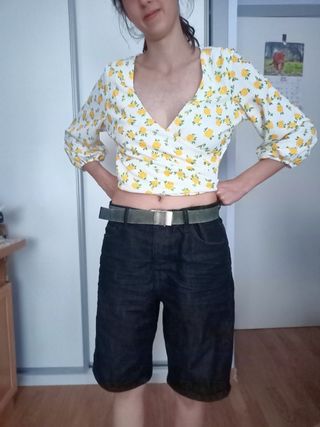 Top Bershka blanco con flores amarillas