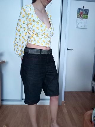 Top Bershka blanco con flores amarillas