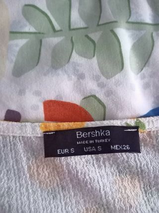 Top Bershka blanco con flores amarillas