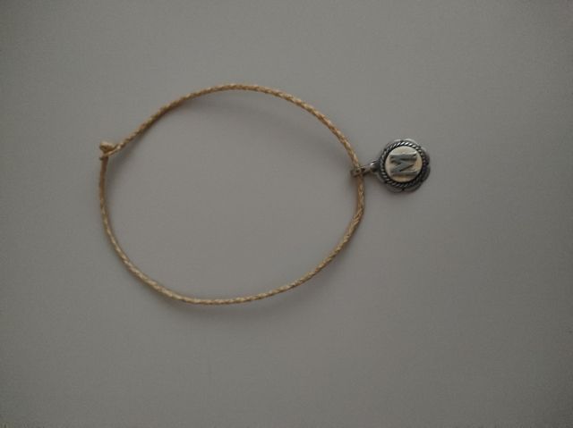 Colgante inicial M - beige y plata