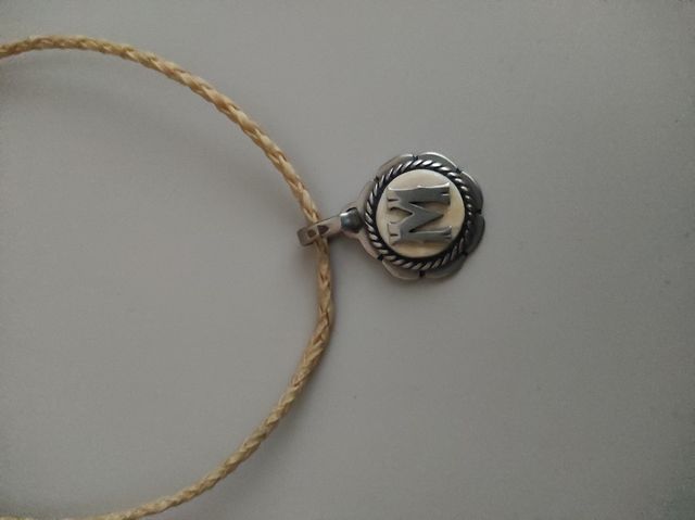 Colgante inicial M - beige y plata