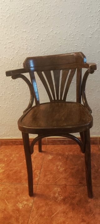 Escritorio y silla de madera antiguo