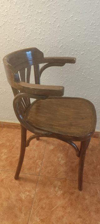 Escritorio y silla de madera antiguo