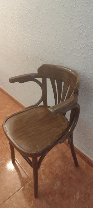 Escritorio y silla de madera antiguo