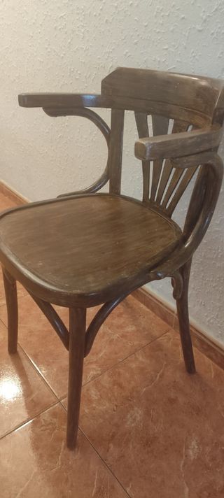 Escritorio y silla de madera antiguo