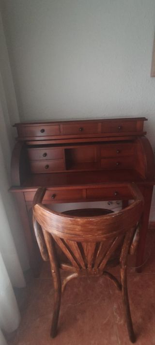 Escritorio y silla de madera antiguo