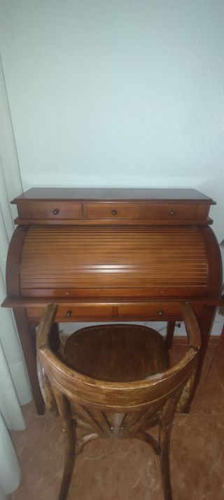 Escritorio y silla de madera antiguo