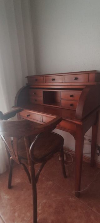Escritorio y silla de madera antiguo