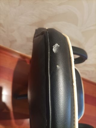 Silla gamer negra y blanca