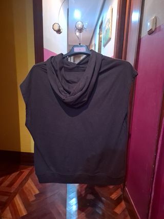 Camiseta gris  sin mangas con capucha talla 13/14